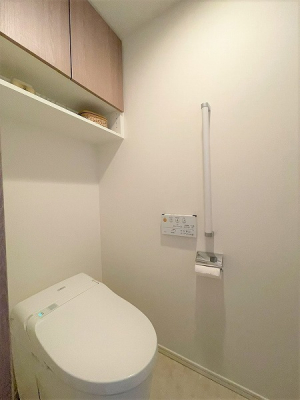 トイレ　トイレ／お掃除も楽々タンクレストイレ、独立手洗いカウンター付き。吊戸棚もあるのですっきりとした空間に。