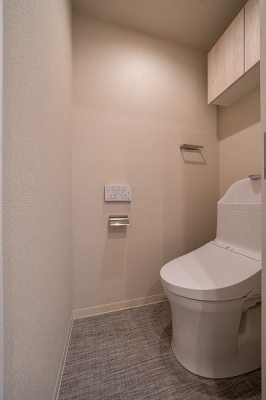 トイレ　トイレ／新規交換済、温水洗浄機能付・吊り戸棚付です。