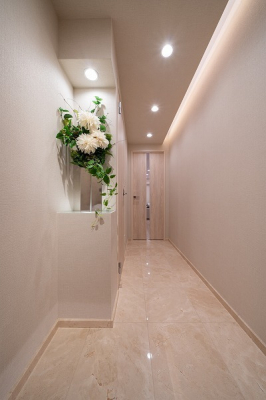 玄関　玄関ホール／玄関の床は大理石張り、カウンターには季節の花などを飾れます。