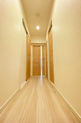 玄関　玄関廊下／シンプルな仕様ですっきりとした空間です。