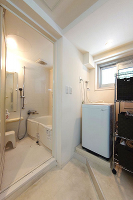 浴室　洗面所〜バスルーム／2011年リフォーム済、1216サイズ、浴室・洗面所に窓があり換気・採光も良好です！