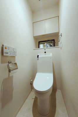 トイレ　トイレ／2011年リフォーム済、温水洗浄機能付・カウンター・吊戸棚付