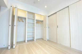 洋室　ベッドルーム 約5.0帖／壁一面のシステム収納は収納力が有りお部屋を広くお使いいただけます。