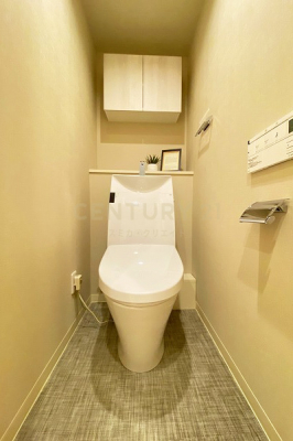トイレ　トイレ／新規交換済、温水洗浄機能付・。吊戸棚付
