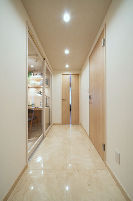 玄関　玄関ホール／玄関・廊下の床は高級感のある大理石貼りです。