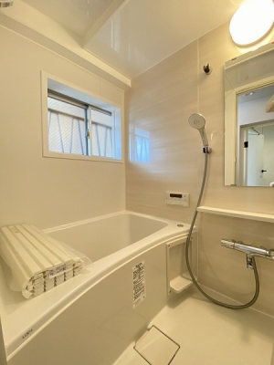 浴室　バスルーム／新規交換済、共用通路側に窓があり換気も良好です。追い炊き機能付