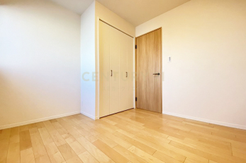 洋室　ベッドルーム 約4.9帖／白と木目調のナチュラルなお部屋です。お好きなベッドや家具を置いてお気に入りの空間に。