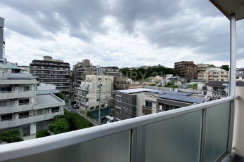 住戸からの眺望写真　バルコニーからの眺望／目の前の建物と距離がある為、開放感があります。