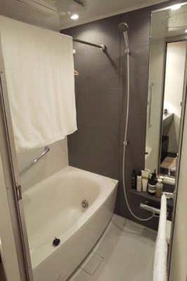 浴室　バスルーム／白とグレーが基調の落ち着いた雰囲気でリラックスできる空間です。