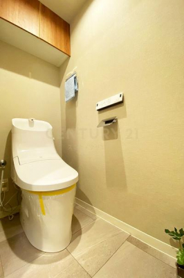 トイレ　トイレ／新規交換済み、温水洗浄便座一体型、背面には吊戸棚付きで、すっきりとした空間に。