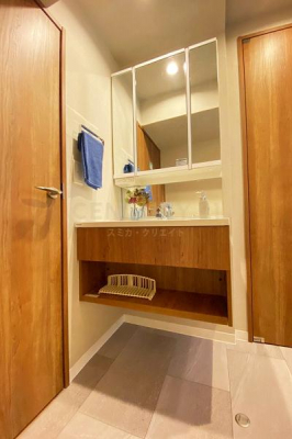 洗面台・洗面所　洗面化粧台／身支度も捗る三面鏡付き、下部には吊戸棚になっているので一番下のスペースも効率よく活用でき、お掃除もスムーズです。