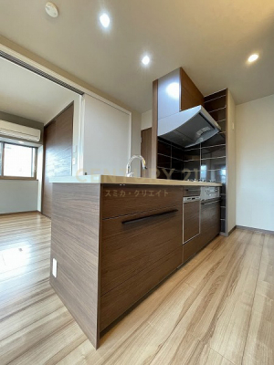 キッチン　システムキッチン／室内の雰囲気に合うスタイリッシュなデザインのキッチンです。家事負担を軽減する食洗機付きです