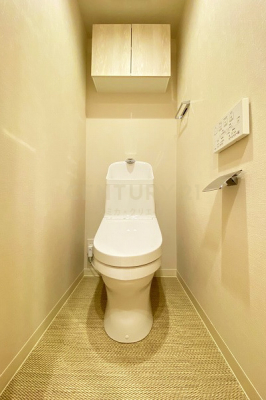 トイレ　トイレ／新規交換済、温水洗浄機能付・吊り戸棚付