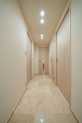 玄関　玄関ホール／玄関廊下の床は大理石貼りで高級感があります。