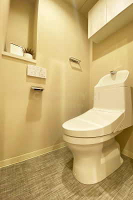 トイレ　トイレ／新規交換済、温水洗浄機能付きトイレ・吊り戸棚付