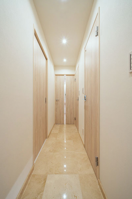 玄関　玄関ホール／玄関廊下の床は大理石貼りで高級感があります。