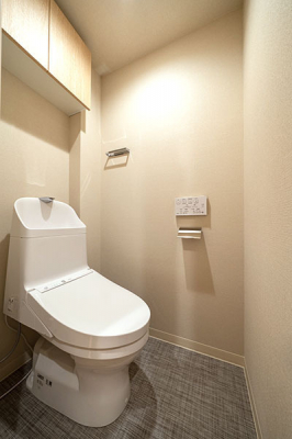 トイレ　トイレ／新規交換済、温水洗浄機能付きトイレ