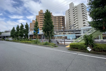 現地外観写真　建物外観（2022.7撮影）／東横線「都立大学」駅徒歩2分、毎日の交通アクセスやお買い物に便利な好立地です！