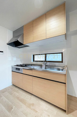 キッチン　システムキッチン／窓付きで明るいキッチン、同時調理に便利な三口コンロ付きです