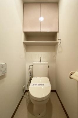 トイレ　トイレ／手洗い付きトイレ、背面には棚もありすっきり収納することができます。