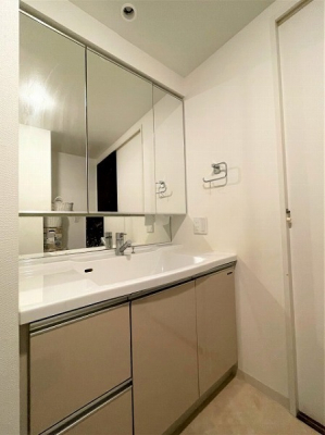 洗面台・洗面所　洗面化粧台／三面鏡付きで下部収納もあるのですっきり収納出来ます。
