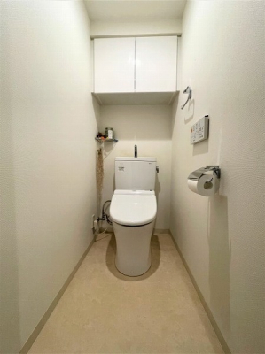 トイレ　トイレ／手洗い付きトイレ、背面には棚もありすっきり収納することができます。