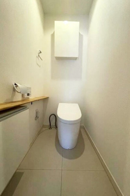 トイレ　トイレ／タンクレストイレ、お掃除もしやすくすっきりとした空間です。平面には吊り戸棚付き
