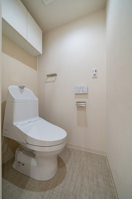 トイレ　トイレ／新規交換済、温水洗浄機能付・手洗い付きトイレ、背面には棚もありすっきり収納することができます。