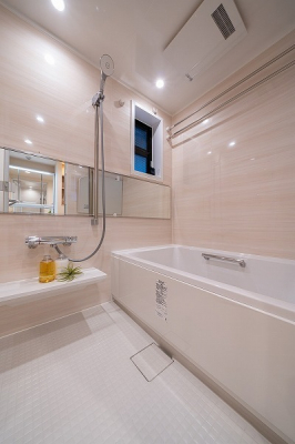 浴室　バスルーム／新規交換済、浴室乾燥機付き。マンションには珍しい小窓付きで換気もしやすいです。