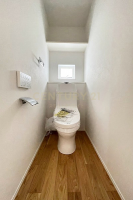 トイレ　D号棟3階トイレ／ウォシュレット一体型トイレ、汚れが付きにくく落ちやすい形状のためお掃除もラクラクです