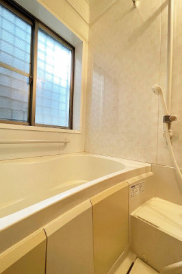 浴室　窓付きで明るいバスルーム／浴室換気暖房乾燥機付きです