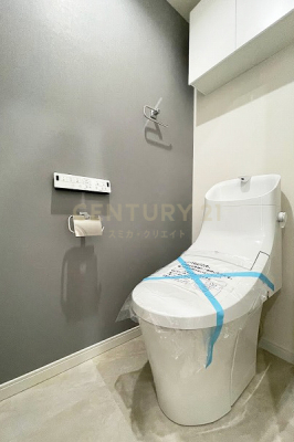 トイレ　トイレ／新機構交換済み、手洗い付きトイレ、背面には吊り戸棚付きですっきり収納が出来ます。