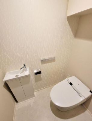 トイレ　タンクレストイレ／手洗器付タンクレストイレ、吊戸棚付