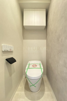 トイレ　トイレ／新規交換済、タンクレストイレ、背面には吊戸棚付がありすっきり収納が出来ます。
