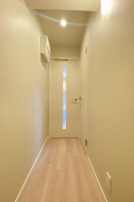 玄関　玄関廊下／シンプルな仕様ですっきりとした空間です。