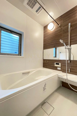 浴室　バスルーム／シャワー水栓、浴室暖房乾燥機交換済、小窓もあるので換気が出来ます。