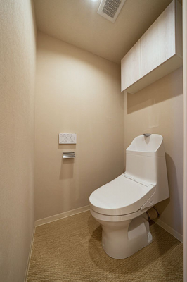 トイレ　トイレ／温水洗浄機能付きトイレ・吊り戸棚付