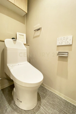 トイレ　トイレ／温水洗浄機能付きトイレ・吊り戸棚付