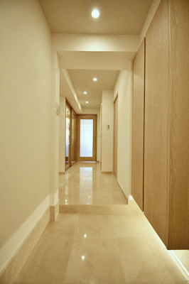 玄関　玄関廊下／床は大理石貼りで高級感があります。