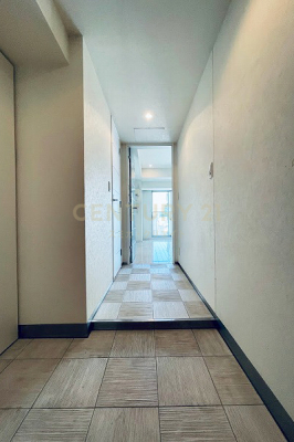 玄関　玄関ホール／市松模様に敷き込まれた廊下のタイルがオシャレです。