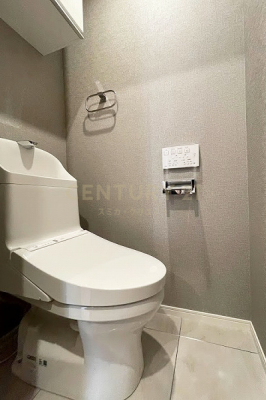 トイレ　トイレ／新規設置済、手洗い付きトイレ、背面には吊戸棚付きですっきり収納が出来ます。