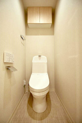 トイレ　トイレ／新規交換済、温水洗浄機能付・吊り戸棚付