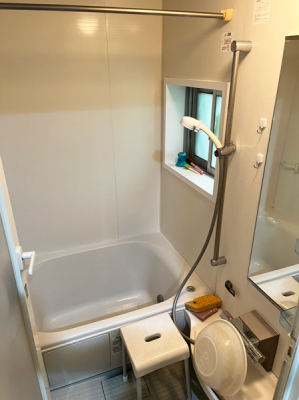 浴室　バスルーム／窓付きで明るい空間です。雨天時にも活躍する浴室換気乾燥機付きです。水回りを含む室内クリーニング実施済みです！