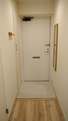 玄関　シューズボックス付きの玄関ホール、廊下スペースは短く無駄の少ない間取りとなっております