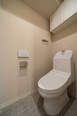 トイレ　トイレ／新規交換済、温水洗浄便座一体型・手洗い機能付きトイレ、背面には吊り戸棚もあります。
