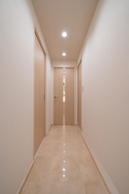 玄関　玄関ホール／廊下は大理石貼りで高級感があります。お掃除もしやすく気持ちの良い廊下です。