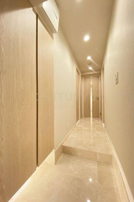 玄関　玄関ホール／玄関・廊下の床は高級感のある大理石貼りです。