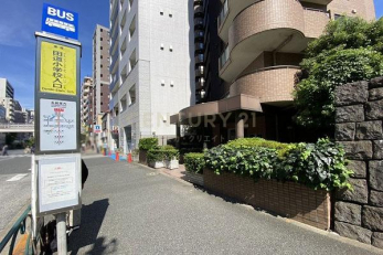 エントランス　エントランス／「田道小学校入口」バス停が目の前でとても便利です。