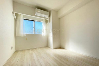 洋室　ベッドルーム 約5.0帖／全室フローリング・クロス張替え済み、こちらのお部屋にもエアコン設置済みです