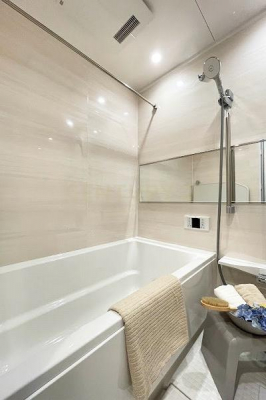 浴室　バスルーム／新規交換済み、雨天時や花粉飛散時期にも活躍する浴室乾燥機付きです